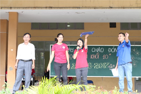 2017-08-27 Ngay hoi chao don HS khoi 10 (1).JPG